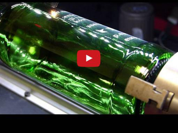 Grawerowanie butelki od piwa laserem przy użyciu przystawki obrotowej